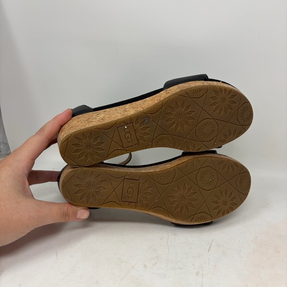 UGG Zoe II Sandal Size 6 - Picture 12 of 13